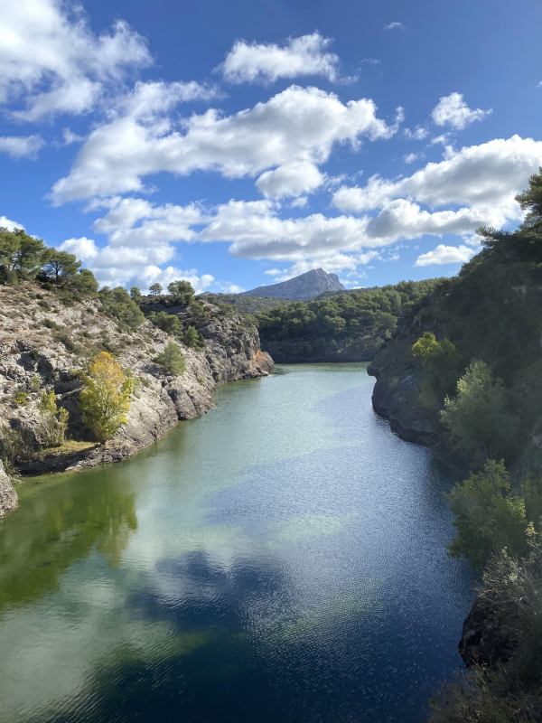 Une source d'eau minérale naturelle dans un lieu unique du sud de la France